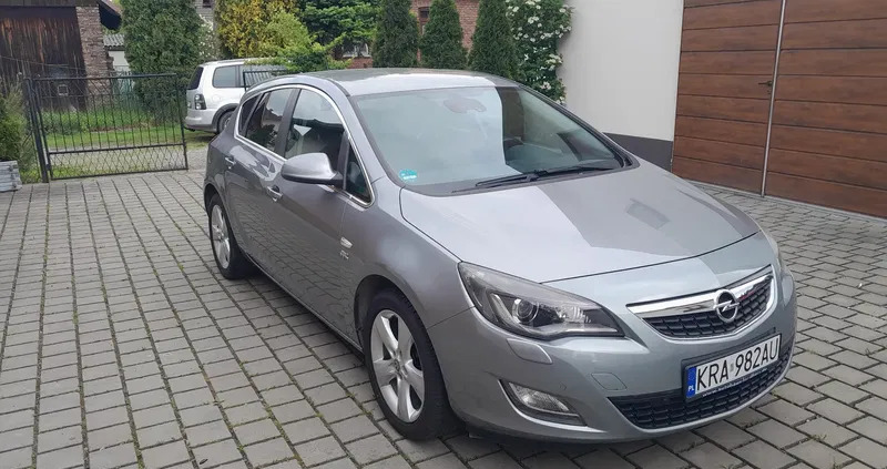 samochody osobowe Opel Astra cena 26900 przebieg: 213000, rok produkcji 2010 z Sułkowice